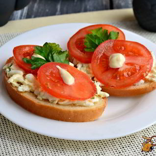 Бутерброды с сыром, яйцом и помидорами