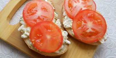 бутерброды с сыром, яйцом и помидорами