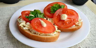 бутерброды с сыром, яйцом и помидорами