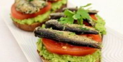 бутерброды со шпротами и авокадо