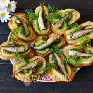 Бутерброды со шпротами и киви