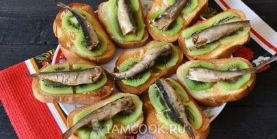 бутерброды со шпротами и киви