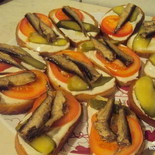 Бутерброды со шпротами и помидорами