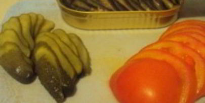 бутерброды со шпротами и помидорами