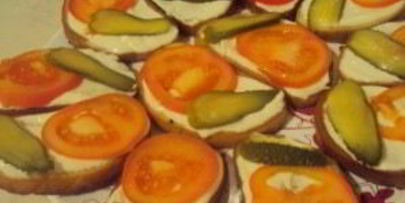 бутерброды со шпротами и помидорами