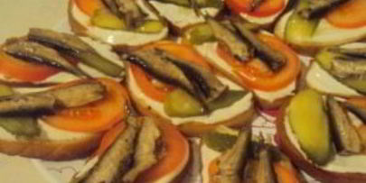 бутерброды со шпротами и помидорами