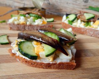 Бутерброды со шпротами и свежим огурцом