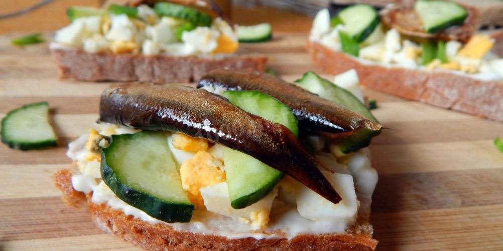 Рецепт бутерброды со шпротами и свежим огурцом