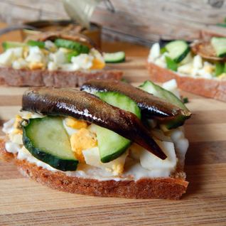 Бутерброды со шпротами и свежим огурцом