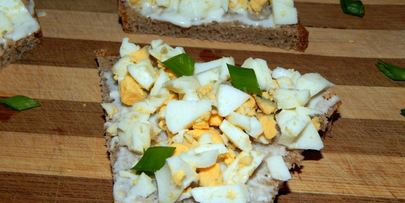 бутерброды со шпротами и свежим огурцом