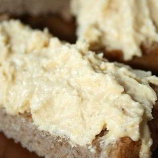 Бутерброды со шпротами и сыром