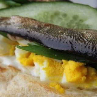 Бутерброды со шпротами, яйцом и огурцом