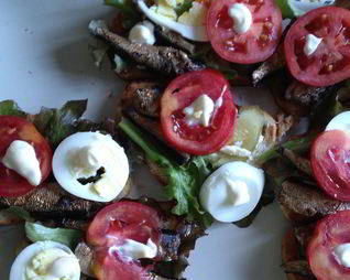 Бутерброды со шпротами, яйцом и помидорами