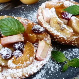 Горячие бутерброды с фруктами и ягодами