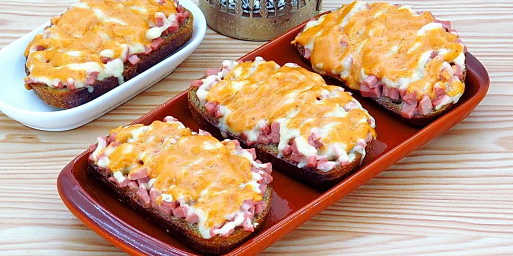 Рецепт горячие бутерброды с колбасой и сыром