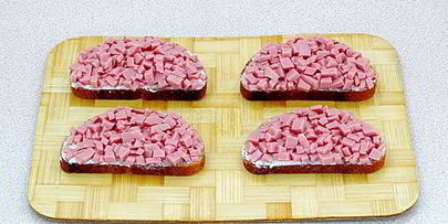 горячие бутерброды с колбасой и сыром