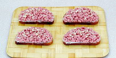 горячие бутерброды с колбасой и сыром