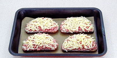 горячие бутерброды с колбасой и сыром