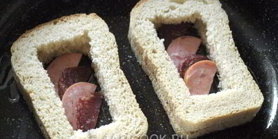 горячие бутерброды с колбасой и яйцом