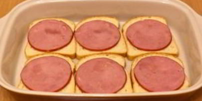 горячие бутерброды с окороком, помидорами и яйцами