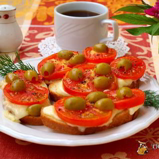 Горячие бутерброды с помидорами и моцареллой