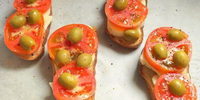 горячие бутерброды с помидорами и моцареллой