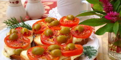 горячие бутерброды с помидорами и моцареллой