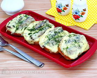 Горячие бутерброды со шпротами и сыром