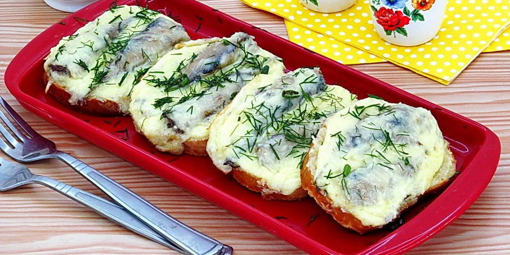 Рецепт горячие бутерброды со шпротами и сыром