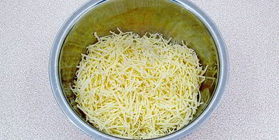 горячие бутерброды со шпротами и сыром