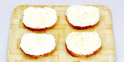 горячие бутерброды со шпротами и сыром