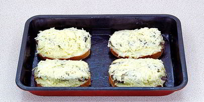 горячие бутерброды со шпротами и сыром