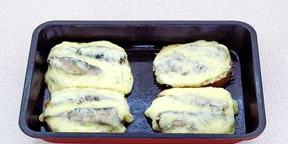 горячие бутерброды со шпротами и сыром