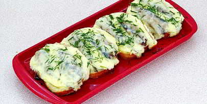 горячие бутерброды со шпротами и сыром