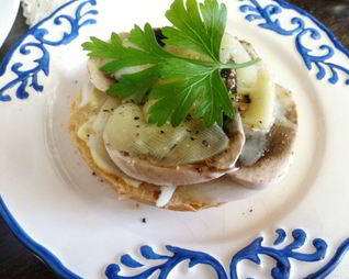 Горячий бутерброд с шампиньонами