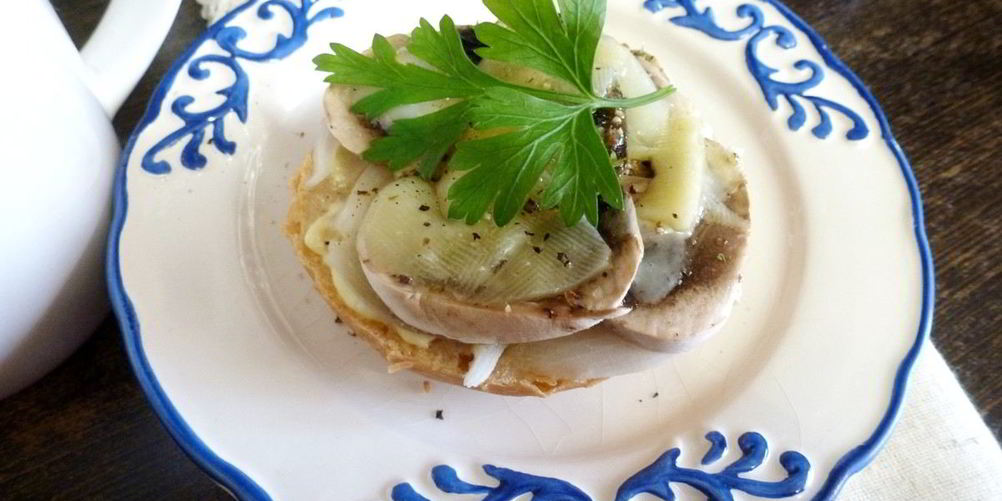 Рецепт горячий бутерброд с шампиньонами