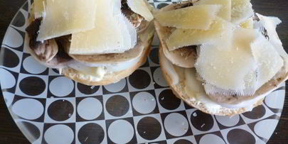 горячий бутерброд с шампиньонами