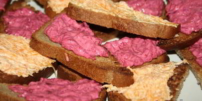 хрустящие бутерброды с сельдью и яйцом