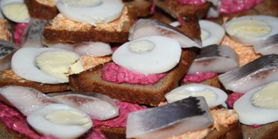 хрустящие бутерброды с сельдью и яйцом