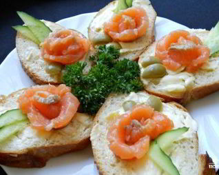 Маленькие бутерброды с семгой