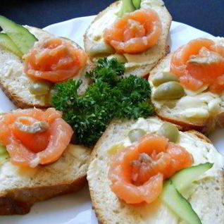 Маленькие бутерброды с семгой