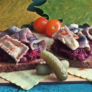 Открытый бутерброд с овощами и килькой