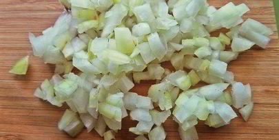 открытый бутерброд с овощами и килькой