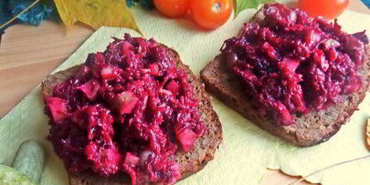 открытый бутерброд с овощами и килькой