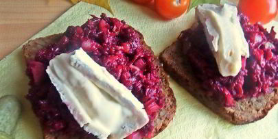 открытый бутерброд с овощами и килькой