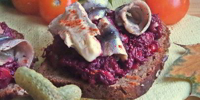 открытый бутерброд с овощами и килькой