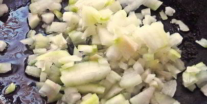 открытый бутерброд с овощами и килькой