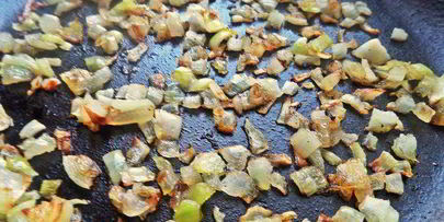 открытый бутерброд с овощами и килькой