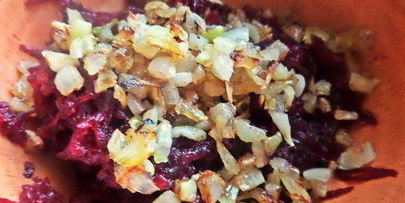 открытый бутерброд с овощами и килькой