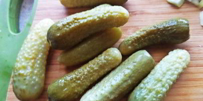 открытый бутерброд с овощами и килькой